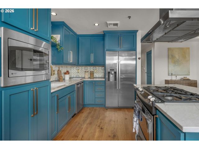 2430 Nw WESTOVER Rd 201, Portland, OR 97210