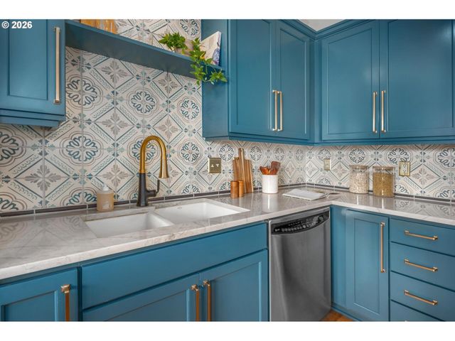 2430 Nw WESTOVER Rd 201, Portland, OR 97210