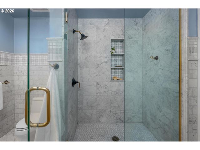 2430 Nw WESTOVER Rd 201, Portland, OR 97210