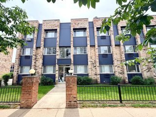 8649 W Foster Avenue, Chicago, IL 60656