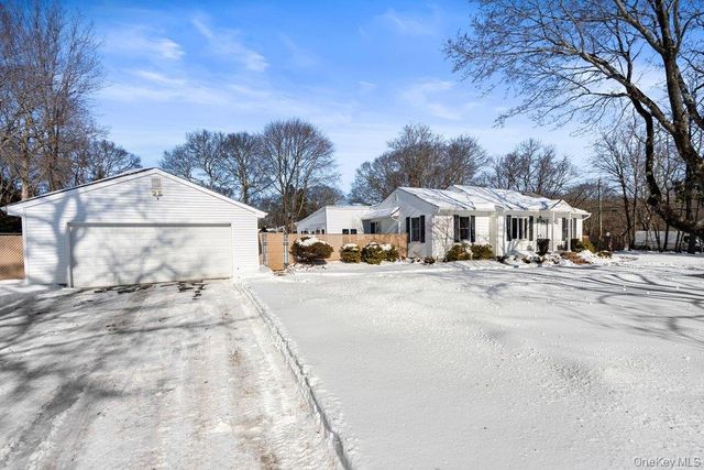 105 Greenport Avenue, Medford, NY 11763