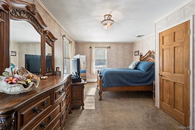 105 Greenport Avenue, Medford, NY 11763