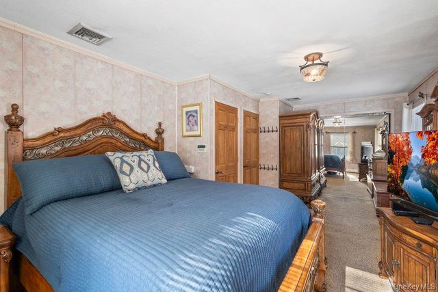 105 Greenport Avenue, Medford, NY 11763