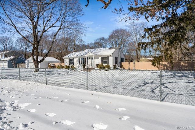 105 Greenport Avenue, Medford, NY 11763