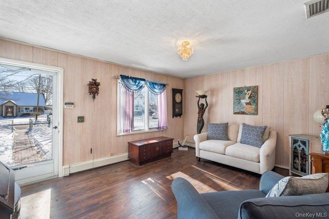 105 Greenport Avenue, Medford, NY 11763