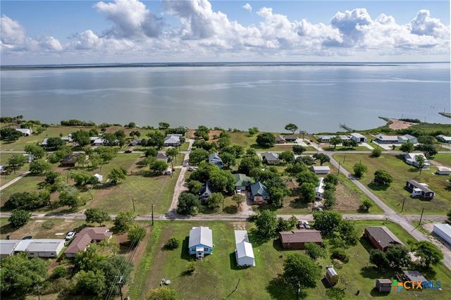 512 McDowell Street, Austwell, TX 77950