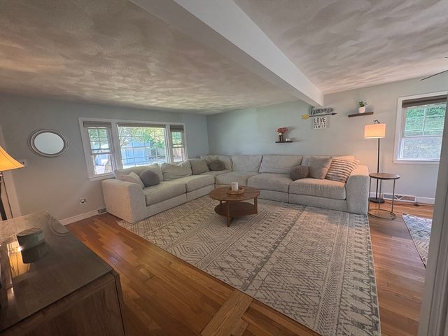 3 Sergi Ln, Billerica, MA 01821