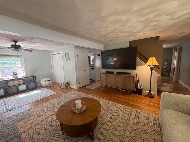 3 Sergi Ln, Billerica, MA 01821