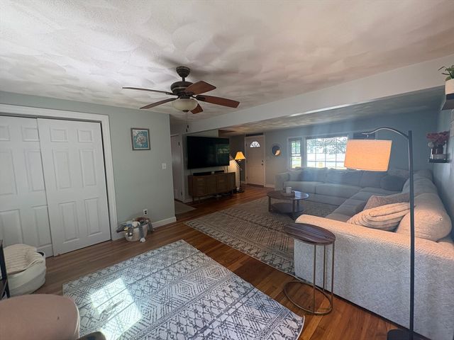 3 Sergi Ln, Billerica, MA 01821