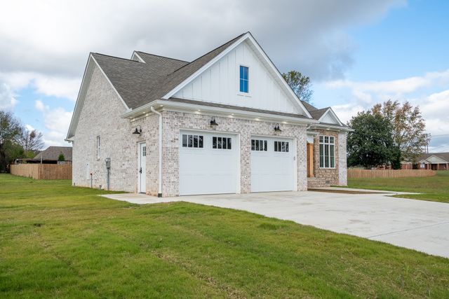 1050 Baylee Cir, Lawrenceburg, TN 38464