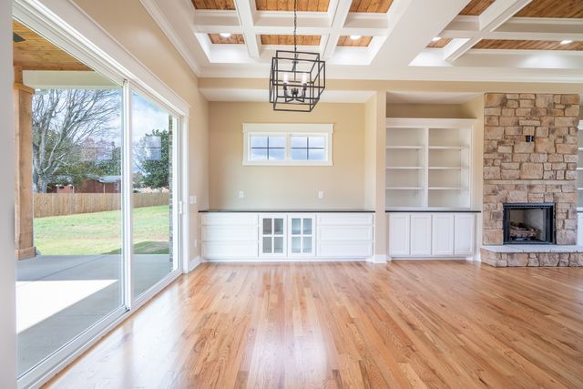 1050 Baylee Cir, Lawrenceburg, TN 38464