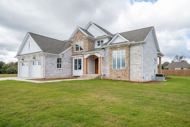 1050 Baylee Cir, Lawrenceburg, TN 38464