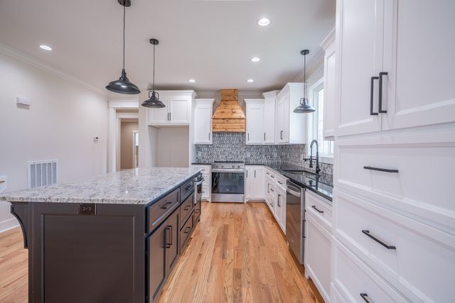 1050 Baylee Cir, Lawrenceburg, TN 38464