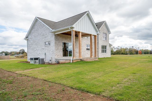 1050 Baylee Cir, Lawrenceburg, TN 38464