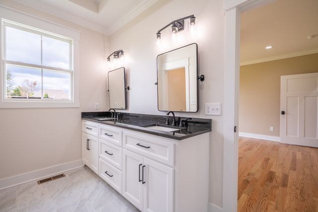 1050 Baylee Cir, Lawrenceburg, TN 38464