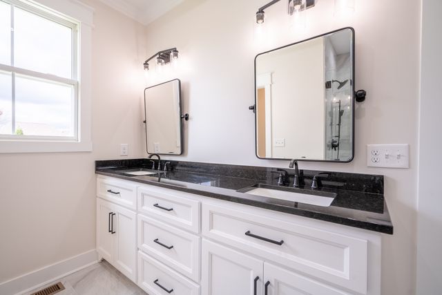 1050 Baylee Cir, Lawrenceburg, TN 38464