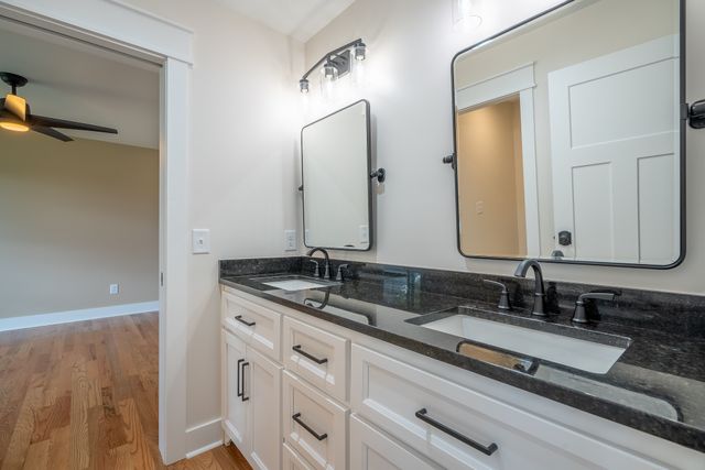 1050 Baylee Cir, Lawrenceburg, TN 38464