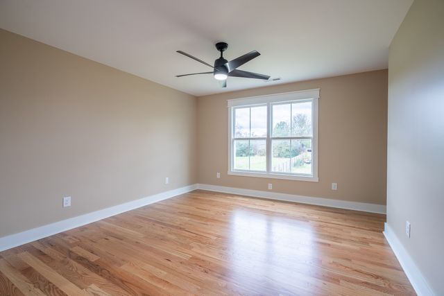 1050 Baylee Cir, Lawrenceburg, TN 38464