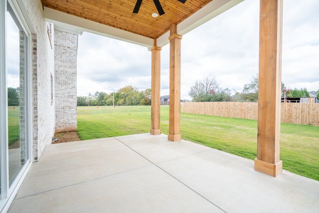 1050 Baylee Cir, Lawrenceburg, TN 38464