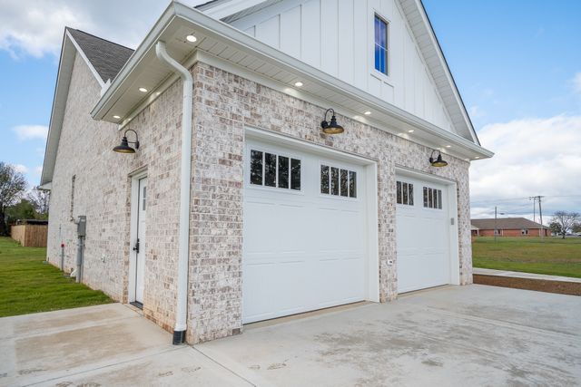 1050 Baylee Cir, Lawrenceburg, TN 38464