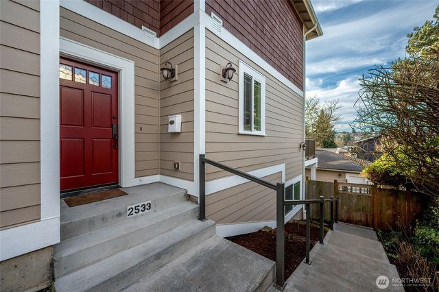 2531 30th Avenue W, Seattle, WA 98199