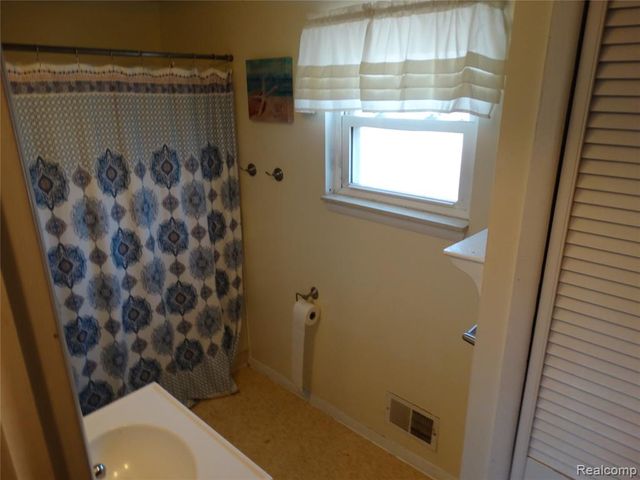 14033 Edison Drive, Warren, MI 48088
