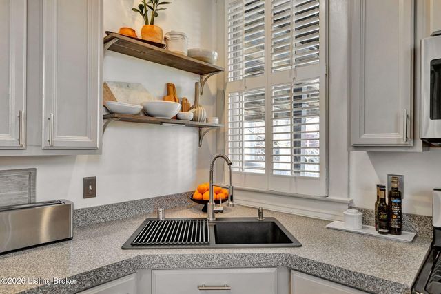 211 E Oak St, Louisville, KY 40203