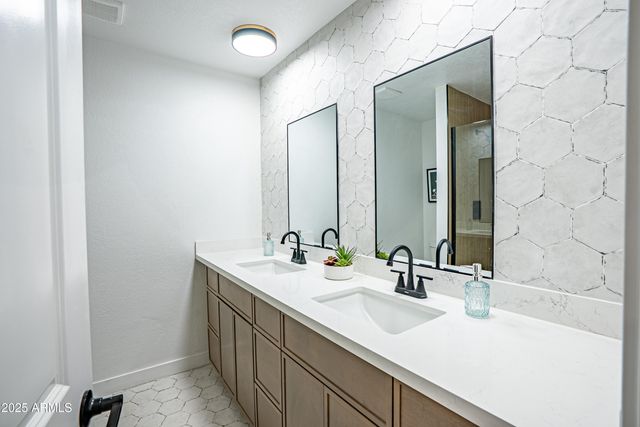 1123 W MENDOZA Avenue, Mesa, AZ 85210