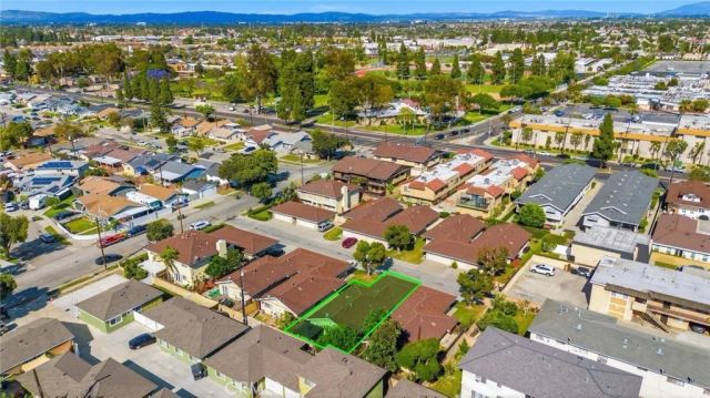 11736 215th Street, Lakewood, CA 90715