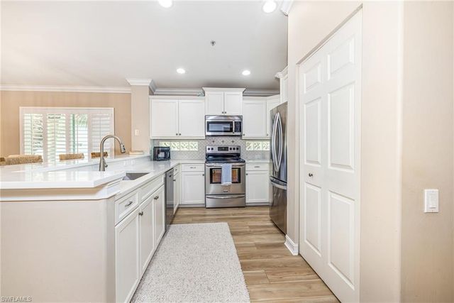975 Tarpon Cove DR 204, Naples, FL 34110