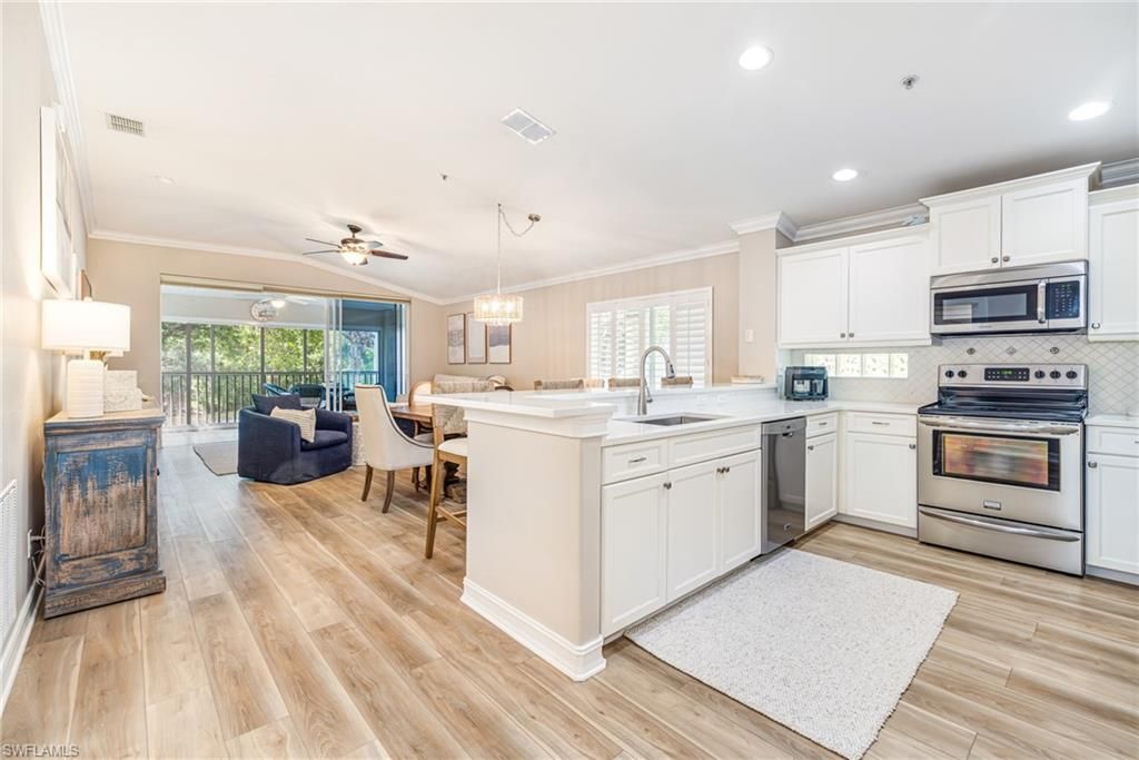 975 Tarpon Cove DR 204, Naples, FL 34110