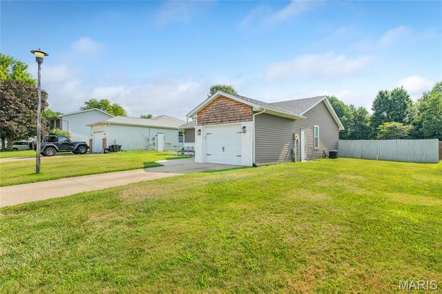 440 Deer Run, Moro, IL 62067