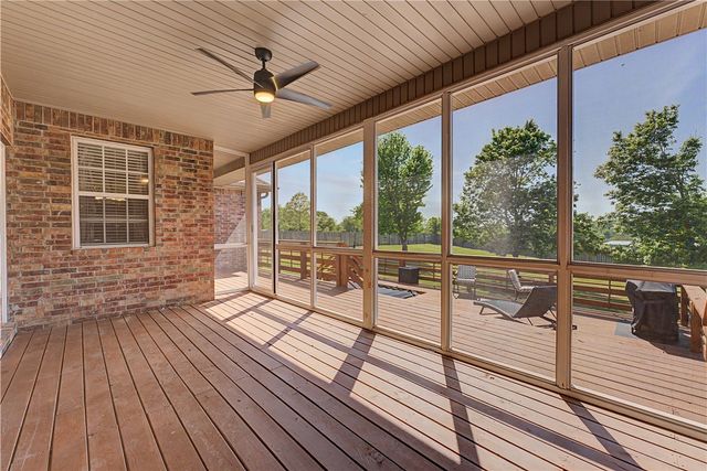 937 Aylesbury Lane, Cave Springs, AR 72718