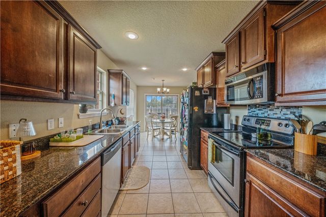 1602 N Oakhaven Place, Fayetteville, AR 72704