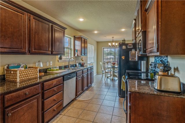 1602 N Oakhaven Place, Fayetteville, AR 72704