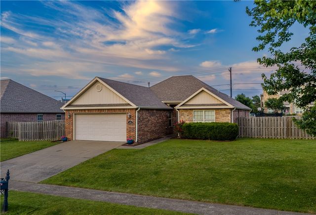 1602 N Oakhaven Place, Fayetteville, AR 72704
