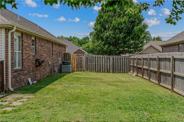 1602 N Oakhaven Place, Fayetteville, AR 72704