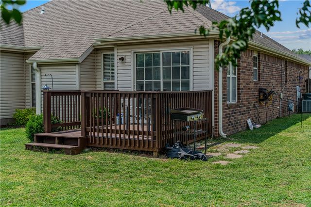 1602 N Oakhaven Place, Fayetteville, AR 72704