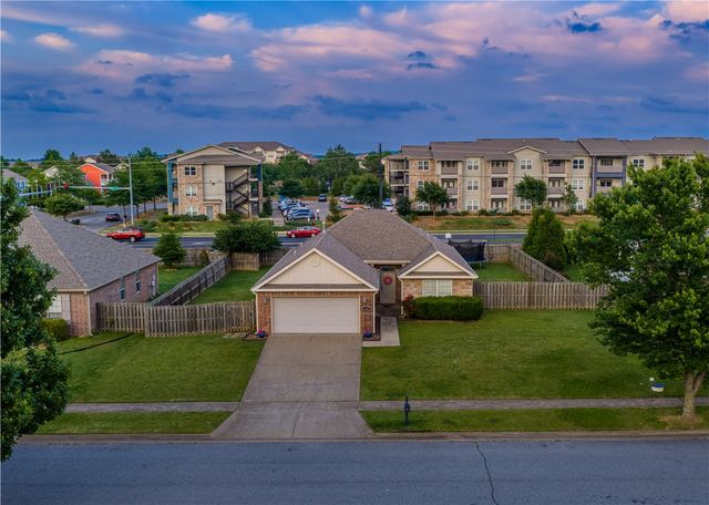 1602 N Oakhaven Place, Fayetteville, AR 72704
