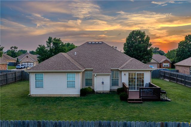 1602 N Oakhaven Place, Fayetteville, AR 72704