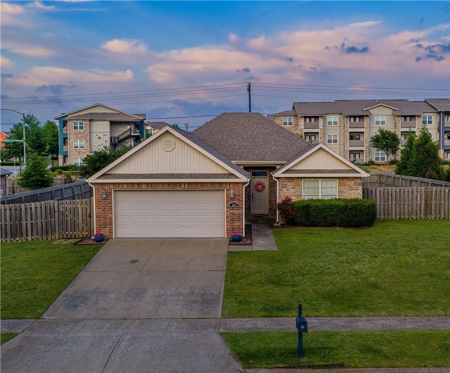 1602 N Oakhaven Place, Fayetteville, AR 72704