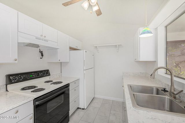 1813 E GRANDVIEW Road, Phoenix, AZ 85022