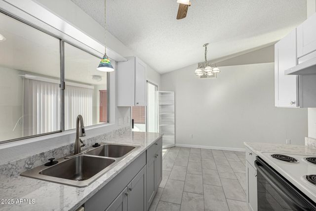 1813 E GRANDVIEW Road, Phoenix, AZ 85022