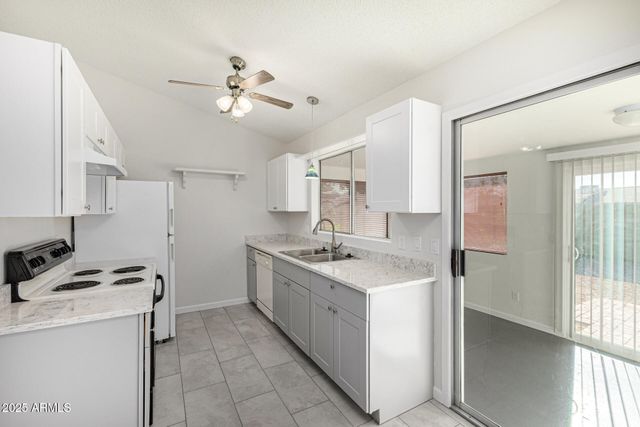 1813 E GRANDVIEW Road, Phoenix, AZ 85022