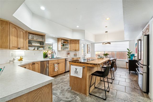 900 S Willow Avenue, Broken Arrow, OK 74012