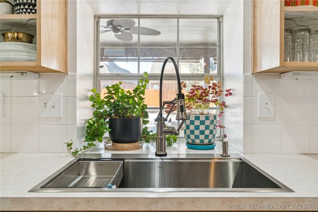 900 S Willow Avenue, Broken Arrow, OK 74012