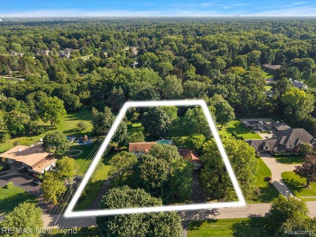 1450 Lenox Road, Bloomfield Charter Township, MI 48304