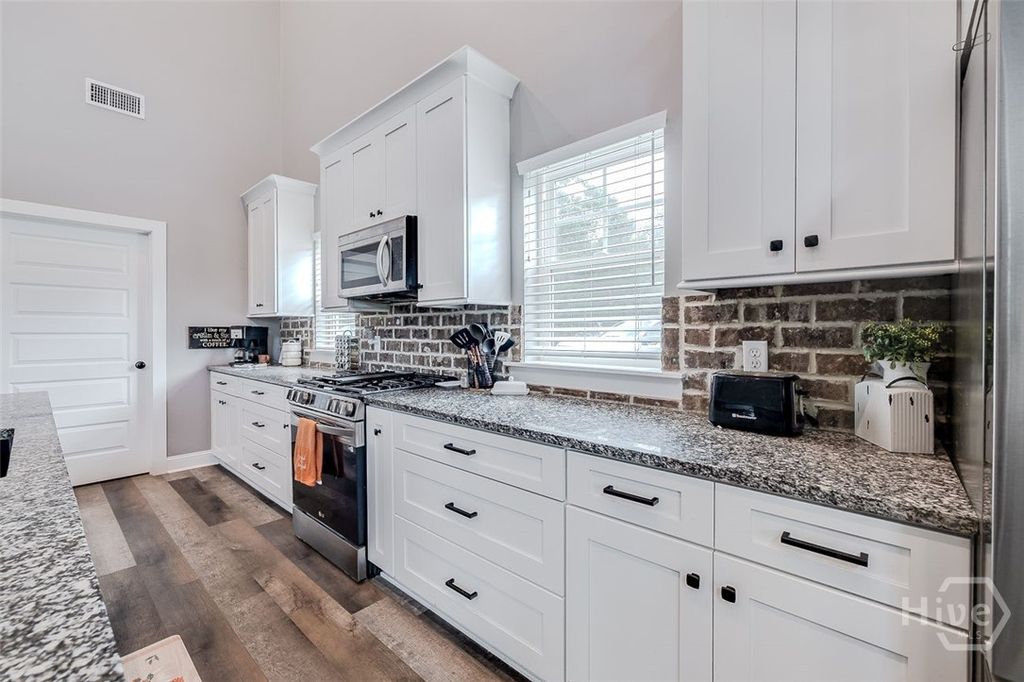 Image 13 of property listing at 3790 Old Dixie S, Springfield, GA 31329