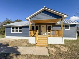 1902 N Fannin Avenue, Cameron, TX 76520