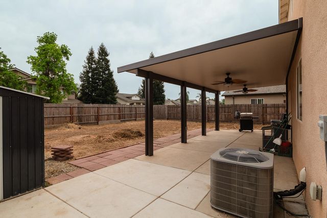1945 E Gum Avenue, Reedley, CA 93654